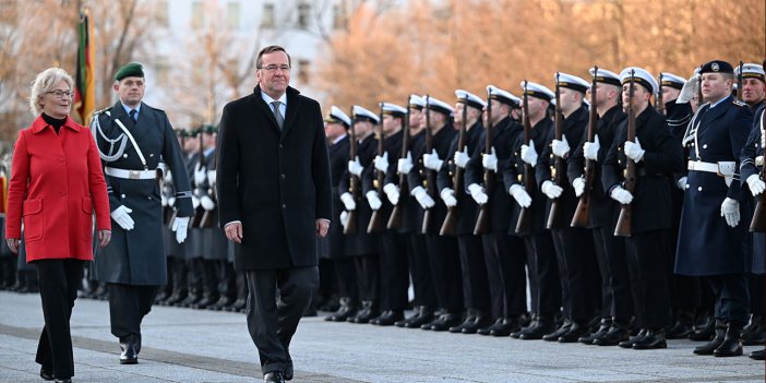 Almanya’nın yeni Savunma Bakanı göreve başladı