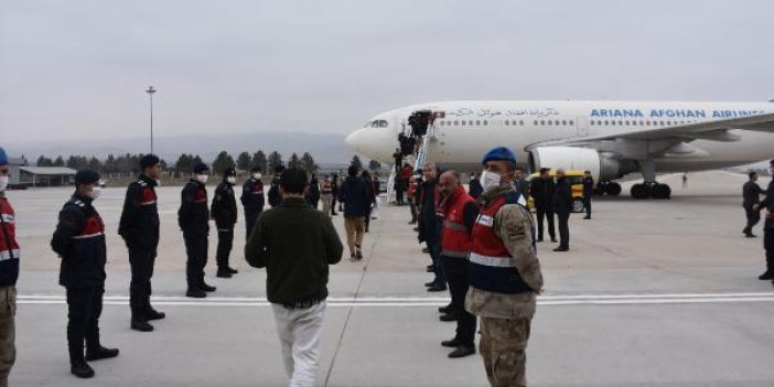 Afgan uyruklu 227 kaçak göçmen uçakla ülkelerine gönderildi