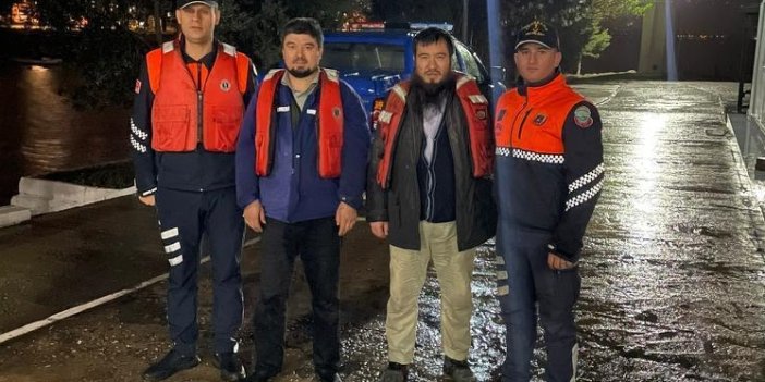İznik Gölü'nde mahsur kalan 2 kişiyi jandarma kurtardı