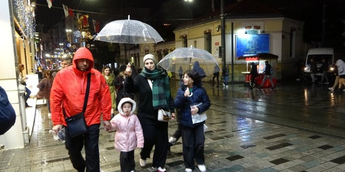 Taksim’e akşam saatlerinde yağmur sürprizi