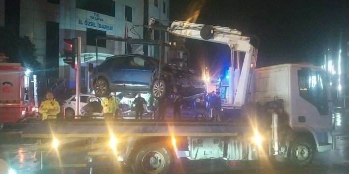 İki otomobil çarpıştı: 1'i ağır 4 yaralı