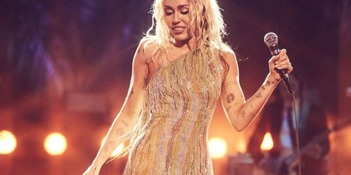 Ünlü şarkıcı Miley Cyrus'ın eski eşine yazdığı şarkı rekor kırdı