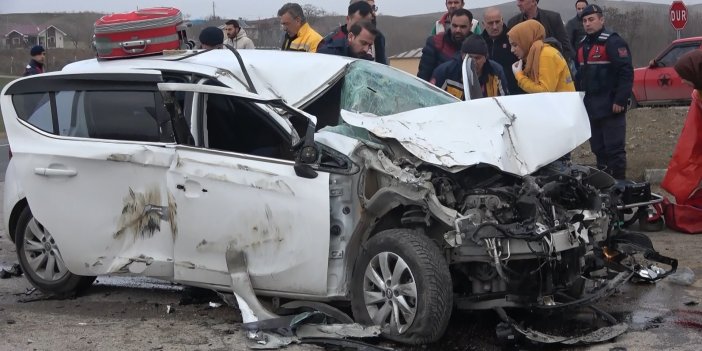 Elazığ’da otomobil kamyona çarptı: 2 yaralı