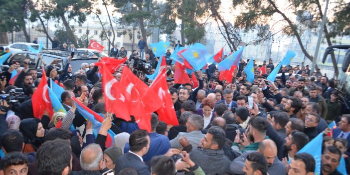 ‘Başbakan Akşener’ sloganlarıyla karşılandı. Akşener'e Şanlıurfa'da vatandaşlardan yoğun ilgi
