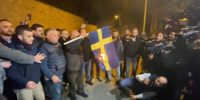 İsveç’te Kuran-ı Kerim yakılmasına konsolosluk önünde tepki: Bir gece ansızın Stockholm'e geliriz