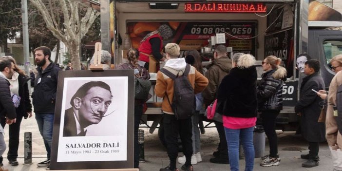 Salvador Dali'nin ölüm yıl dönümü için lokma dağıtıldı