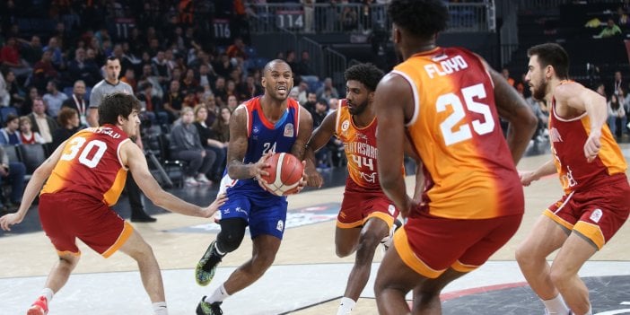 Galatasaray Nef Anadolu Efes'e direnemedi