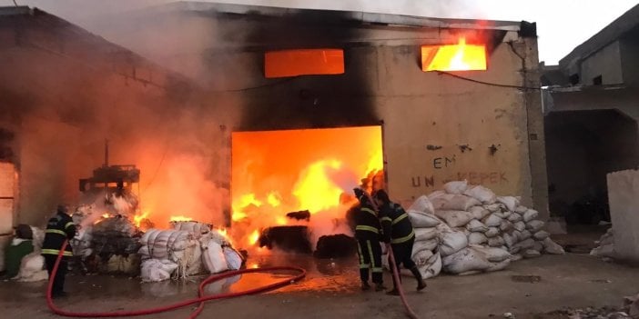 Tekstil fabrikasının deposunda çıkan yangın söndürüldü