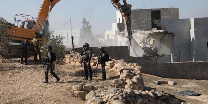 İsrail Filistinlilere ait 8 evi yıktı