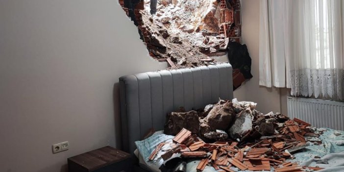 Temel kazma çalışması yapan işçiler başka bir evin duvarını deldi