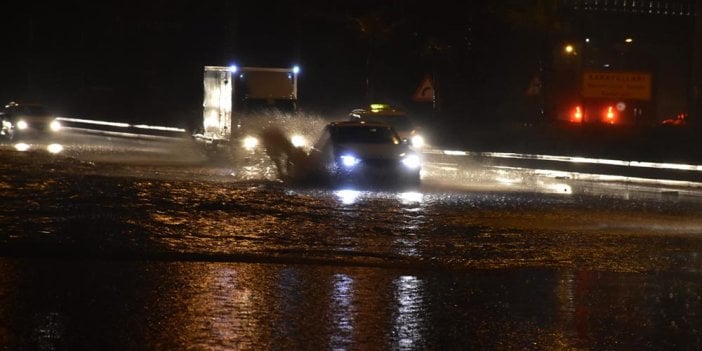 İzmir’i sağanak vurdu! Polis aracı çöken yolun içine düştü