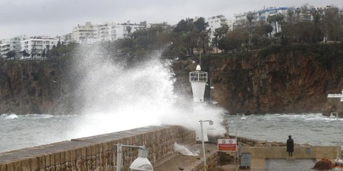 Antalya'da dalgaların boyu 4 metreye ulaştı