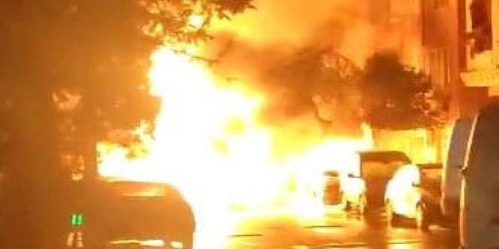 Zeytinburnu'nda doğalgaz borusu patladı: 4 araç alev alev yandı
