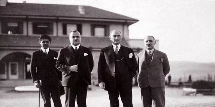 Atatürk'ün tavla oynarken fotoğrafı ortaya çıktı. Herkes Atatürk'ün kiminle tavla oynadığını merak ediyordu