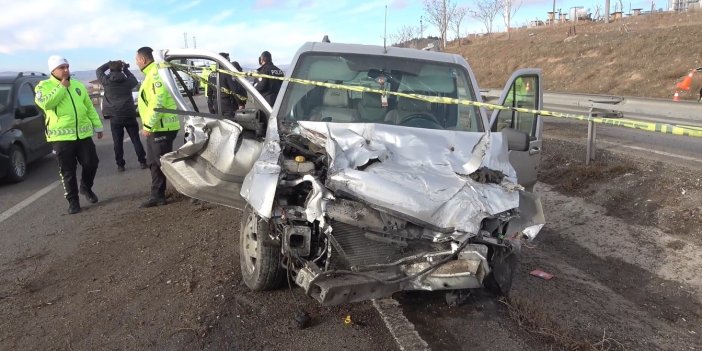 Hafif ticari araç bariyerlere çarptı: 1 ölü 4 yaralı