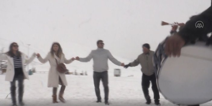 Kahramanmaraş'ta kar davul zurnayla kutlandı