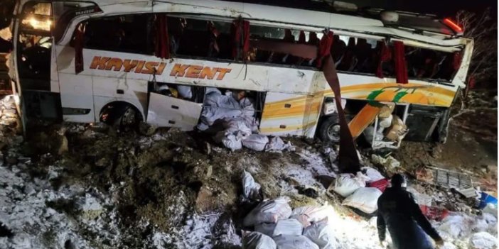 Yolcu otobüsü şarampole devrildi: 4 ölü, 25 yaralı