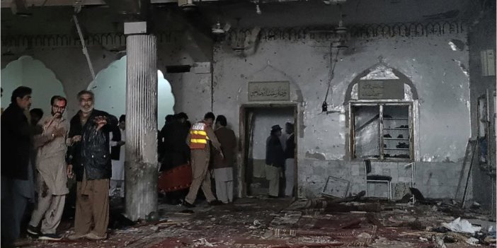 Pakistan'da canlı bomba camide kendini patlattı. Namazdaki 32 kişi öldü