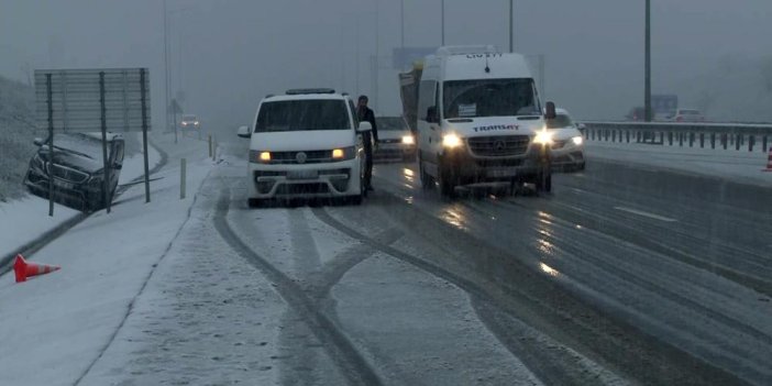 İstanbul Havalimanı'nda kar bastırdı. Birçok araç kaza yaptı