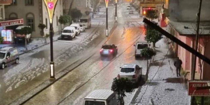 Antalya'da dolu etkili oldu: Sokaklar beyaza büründü
