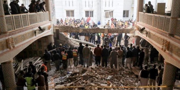 Pakistan'da camiye intihar saldırısı: Ölü sayısı 72'ye yükseldi