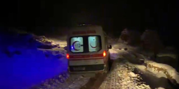 Kardan dışarı çıkamayan kadını sağlık ekipleri hastaneye götürdü