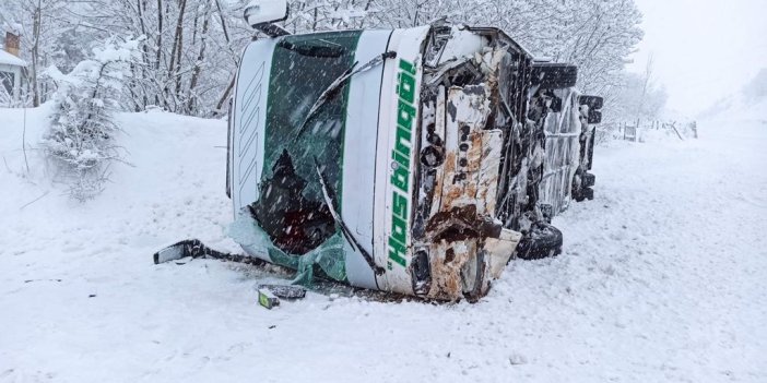 Kar ve tipi nedeniyle yolcu otobüsü devrildi. Yaralılar var