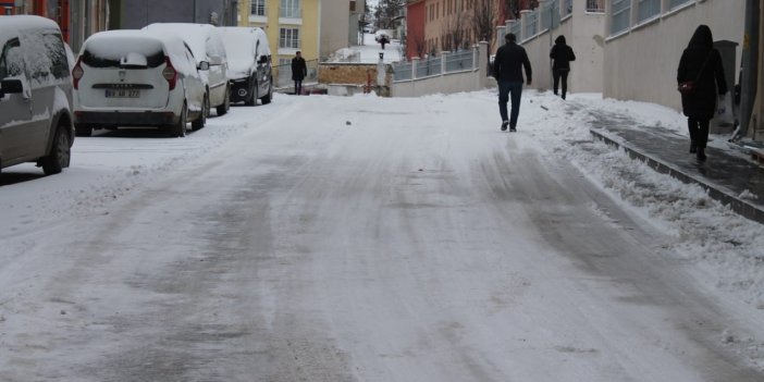 Bayburt'ta yoğun kar yağışı: Kar kalınlığı 30 santimetreye ulaştı