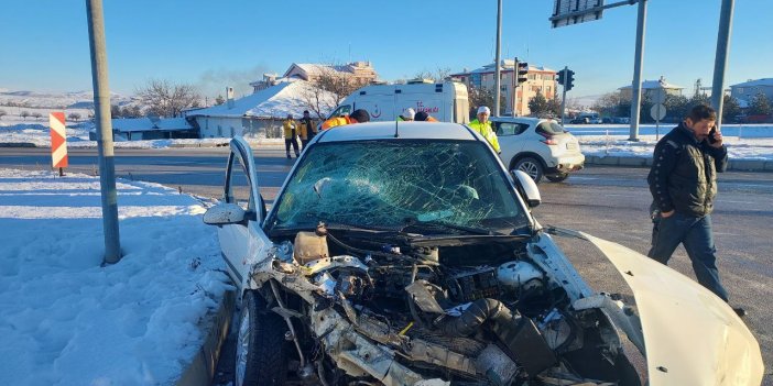 Ambulansla otomobilin çarpıştı: 6 yaralı