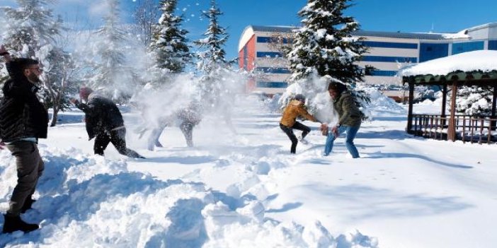 Mısırlı ve Sudanlı öğrenciler ilk kez kar görünce bakın ne yaptılar