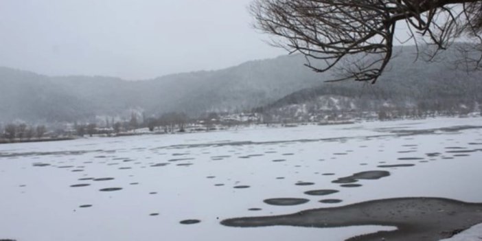 İzmir'de göl dondu: Tatile gelenler şaştı kaldı