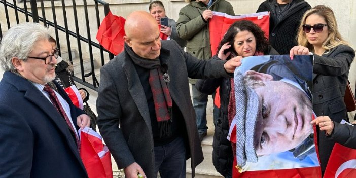 İYİ Partili Turhan Çömez Kur’an-ı Kerim’i yakan aşağılık provokatör Paludan’ı İsveç Büyükelçiliği önünde protesto etti