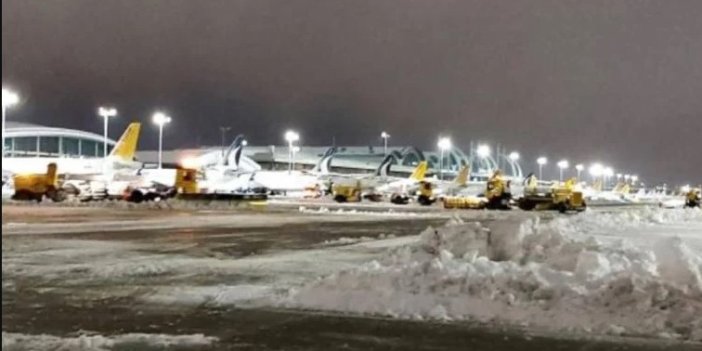 Kar yağışı hava trafiğini vurdu. İstanbul’a inemeyen uçaklar Antalya’ya yönlendirildi