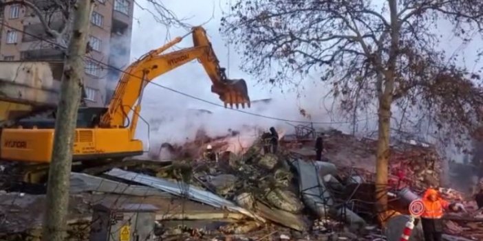 Osmaniye'de depremden yıkılan 9 katlı binada yangın çıktı