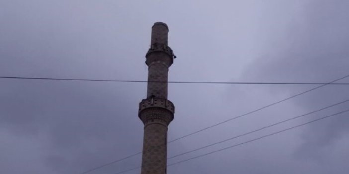 Yıkılan minare eve saplandı 
