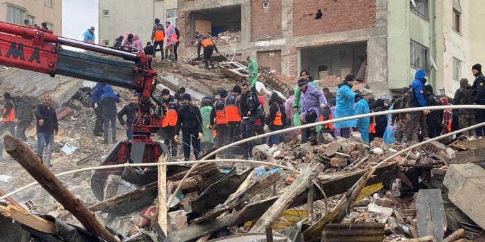 Elazığ'da bina böyle çöktü. 2 polis enkaz altında 