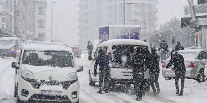 İstanbul'da kar yağışı sürücülere zor anlar yaşattı