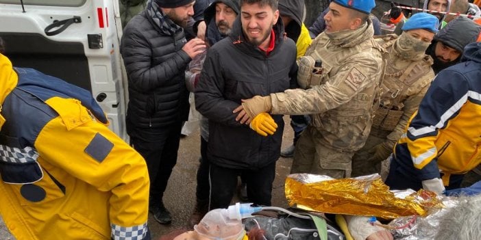 Depremden 31 saat sonra enkazdan bir kadın yaralı olarak kurtarıldı