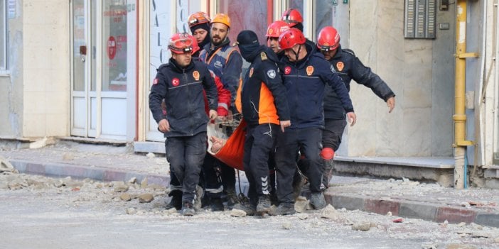 Depremde ağır hasar alan binada mahsur kalan obezite hastası kurtarıldı