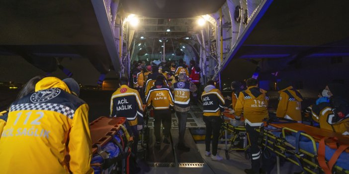 51 yaralı depremzede askeri uçakla Atatürk Havalimanı'na getirildi