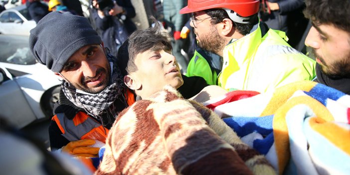 İskenderun'da yıkılan binanın enkazından 16 yaşındaki çocuk 56 saat sonra kurtarıldı