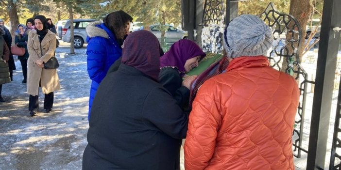 Depremde cansız bedenleri birbirlerine sarılı halde bulunan anne baba defnedildi