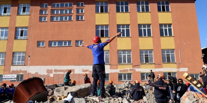 Depremzede öğrenciler başka illere nakledilebilecek. Bakan Özer açıkladı