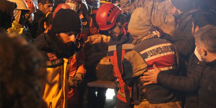 Diyarbakır'da yıkılan binanın enkazından 72 saat sonra bir kadın çıkarıldı
