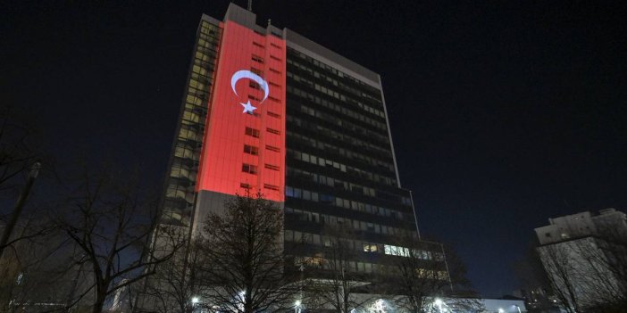 Kosova'da hükümet binasına depremlerde hayatını kaybedenler için Türk bayrağı yansıtıldı