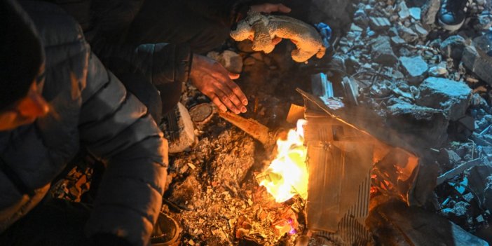 Liyakatsızlar sıcak yataklarında yatarken liyakatlılar soğuk havada bir kişiyi bile yaşatma mücadelesinde