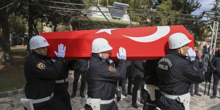 Depremde ölen emniyet müdür yardımcısı ve oğlunun cenazeleri Uşak'ta toprağa verildi