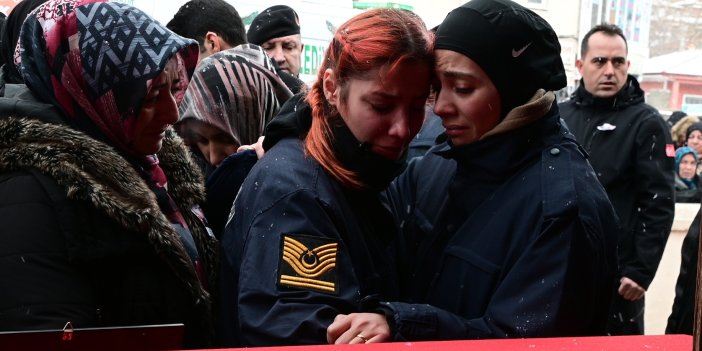 Hatay'da depremde çöken evin enkazının altında kalan astsubay ve annesi yozgat'ta toprağa verildi