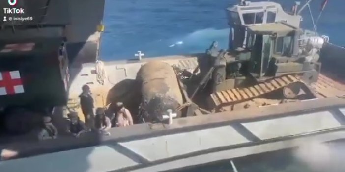 Görüntüleri Burak Ersemiz paylaştı. İspanyol askeri gemi ambulans ve iş makinelerini Hatay’a çıkarıyor