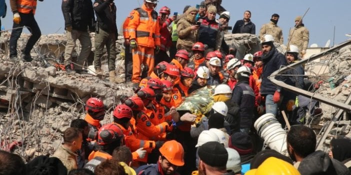 Adıyaman’da 60 yaşındaki Eyüp Ak 104 saat sonra enkazdan sağ çıkarıldı